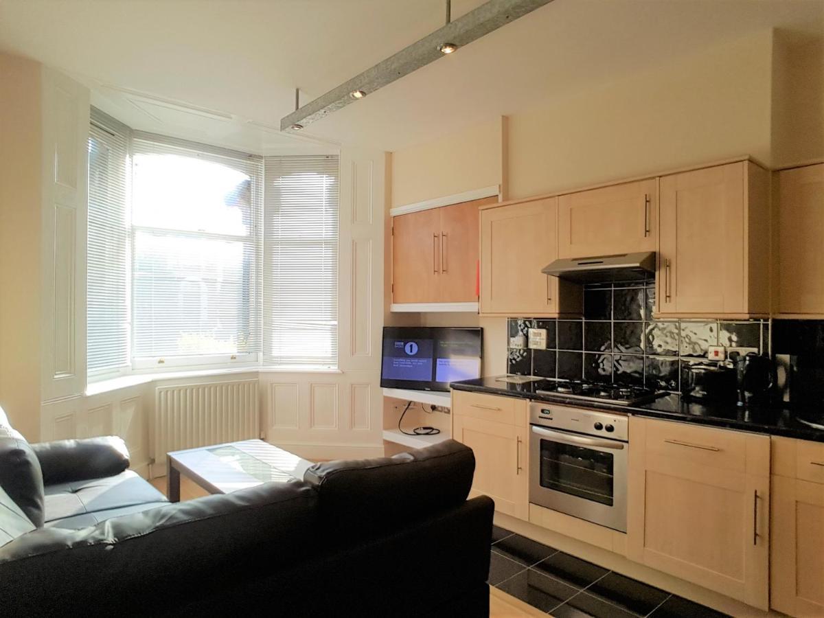 Bath Road Apartments Суиндон Экстерьер фото