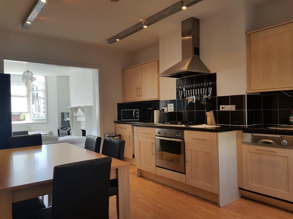 Bath Road Apartments Суиндон Экстерьер фото